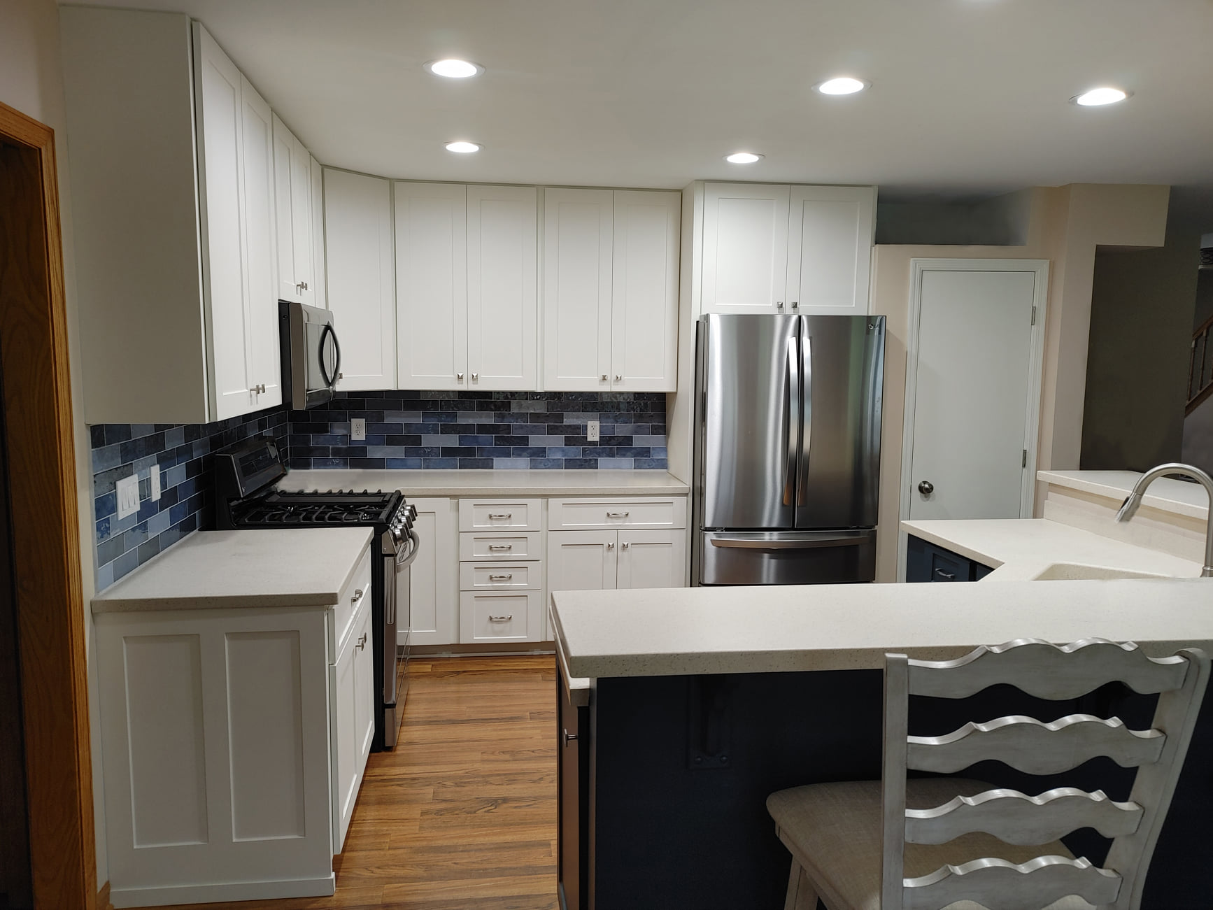 Choosing two different of cabinet pull styles